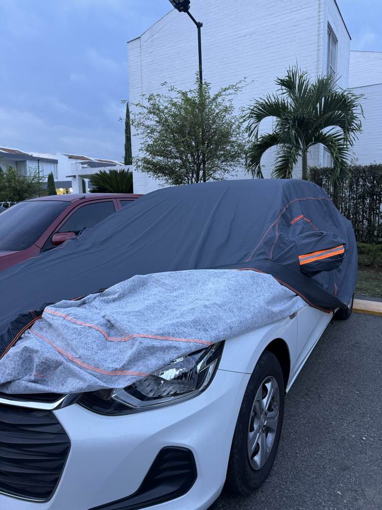 Pijama a medio poner sobre un carro blanco: por fuera gris oscura, por dentro forro gris claro de poli algodón